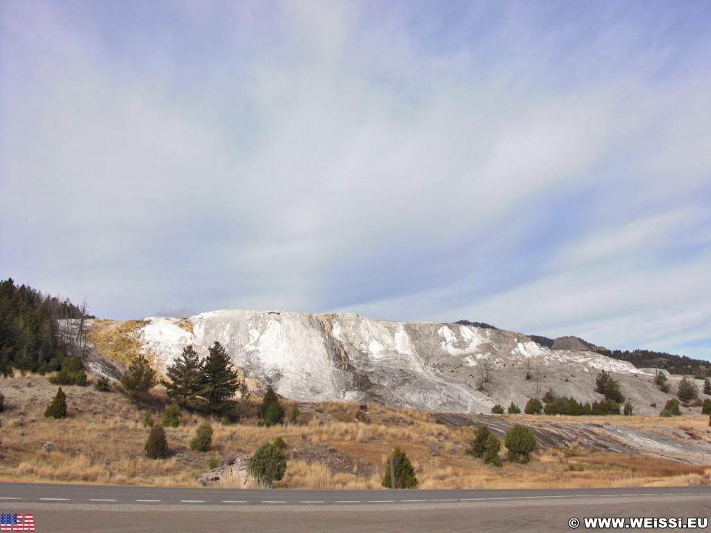 Canary Springs Overlook, Mammoth Hot Springs - Yellowstone-Nationalpark. - Mammoth Hot Springs, Sinter-Terrassen, Canary Springs, Canary Springs Overlook - (Mammoth, Yellowstone National Park, Wyoming, Vereinigte Staaten)