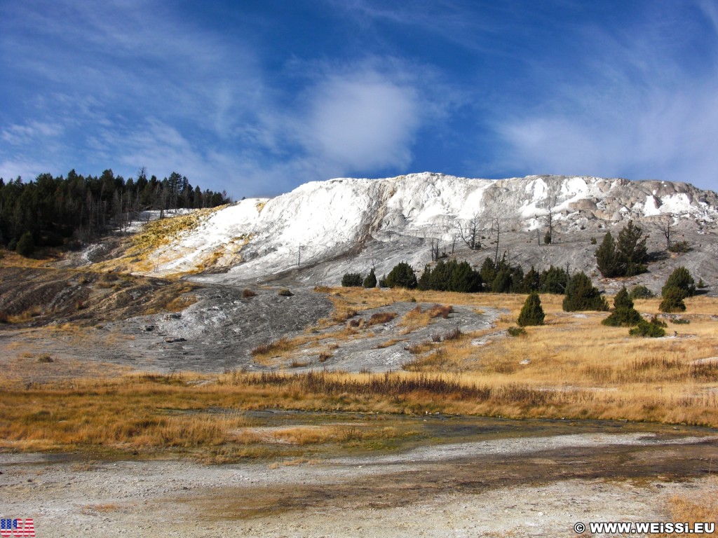 Canary Springs Overlook, Mammoth Hot Springs - Yellowstone-Nationalpark. - Mammoth Hot Springs, Sinter-Terrassen, Canary Springs, Canary Springs Overlook - (Mammoth, Yellowstone National Park, Wyoming, Vereinigte Staaten)