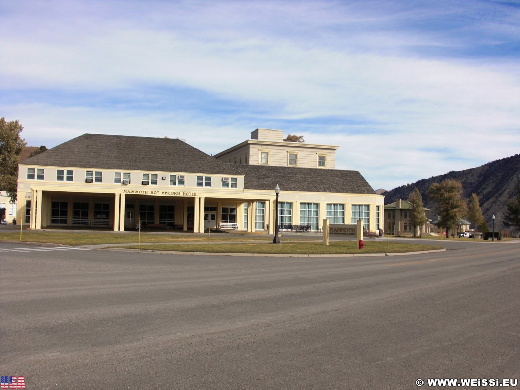 Yellowstone-Nationalpark. Mammoth Hot Springs Hotel and Cabins - Yellowstone-Nationalpark. - Gebäude, Hotel, Mammoth Hot Springs, Cabins - (Mammoth, Yellowstone National Park, Wyoming, Vereinigte Staaten)