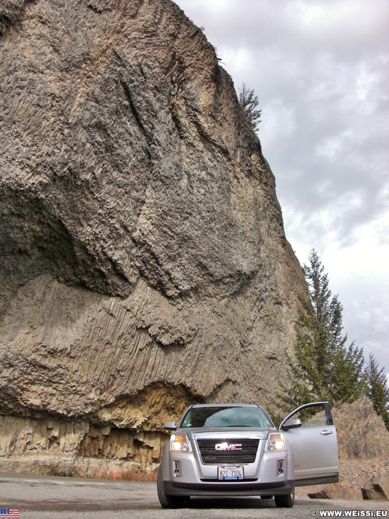 Yellowstone-Nationalpark. Overhanging Cliff, Tower-Roosevelt - Yellowstone-Nationalpark. - Auto, Felsen, Felsformation, Felswand, Stein, GMC, GMC Terrain, PKW, Tower-Roosevelt, Overhanging Cliff, Basalt - (Devils Den, Yellowstone National Park, Wyoming, Vereinigte Staaten)