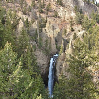 Yellowstone-Nationalpark. Tower Fall, Tower-Roosevelt - Yellowstone-Nationalpark. - Felsen, Wasserfall, Felsnadeln, Tower-Roosevelt, Tower Fall, Tower Creek - (Devils Den, Yellowstone National Park, Wyoming, Vereinigte Staaten)