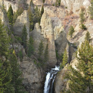 Yellowstone-Nationalpark. Tower Fall, Tower-Roosevelt - Yellowstone-Nationalpark. - Felsen, Wasserfall, Felsnadeln, Tower-Roosevelt, Tower Fall, Tower Creek - (Devils Den, Yellowstone National Park, Wyoming, Vereinigte Staaten)
