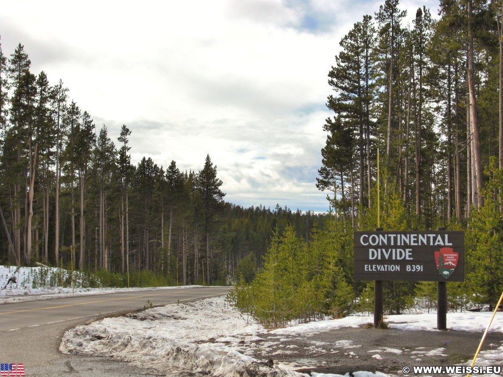 Yellowstone-Nationalpark. Continental Divide, On the Road - Yellowstone-Nationalpark. - Kontinentale Wasserscheide, Continental Divide - (West Thumb, Yellowstone National Park, Wyoming, Vereinigte Staaten)