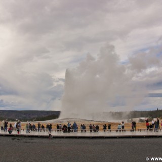Yellowstone-Nationalpark. Old Faithful, Upper Geyser Basin - Yellowstone-Nationalpark. - Old Faithful, Geysir, Upper Geyser Basin - (Three River Junction, Yellowstone National Park, Wyoming, Vereinigte Staaten)