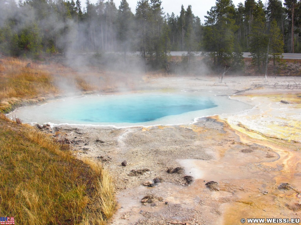 Yellowstone-Nationalpark. Silex Spring am Fountain Paint Pot Nature Trail im Lower Geyser Basin. - Lower Geyser Basin, Fountain Paint Pot Nature Trail, Silex Spring, Fountain Group - (West Thumb, Yellowstone National Park, Wyoming, Vereinigte Staaten)