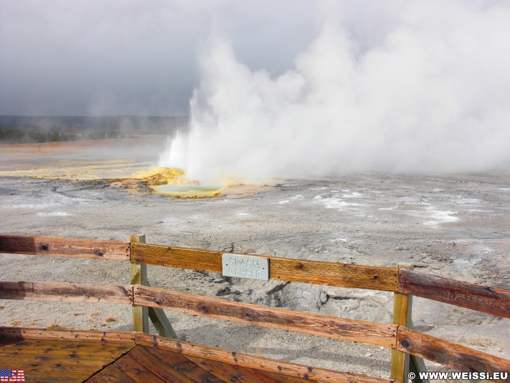 Yellowstone-Nationalpark. Spasm Geyser am Fountain Paint Pot Nature Trail im Lower Geyser Basin. - Lower Geyser Basin, Fountain Paint Pot Nature Trail, Fountain Group, Spasm Geyser - (West Thumb, Yellowstone National Park, Wyoming, Vereinigte Staaten)