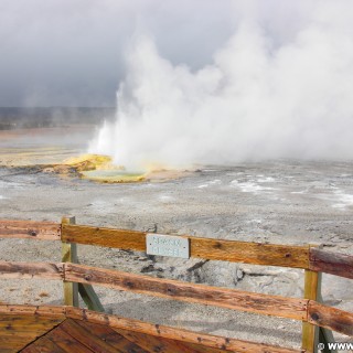 Yellowstone-Nationalpark. Spasm Geyser am Fountain Paint Pot Nature Trail im Lower Geyser Basin. - Lower Geyser Basin, Fountain Paint Pot Nature Trail, Fountain Group, Spasm Geyser - (West Thumb, Yellowstone National Park, Wyoming, Vereinigte Staaten)