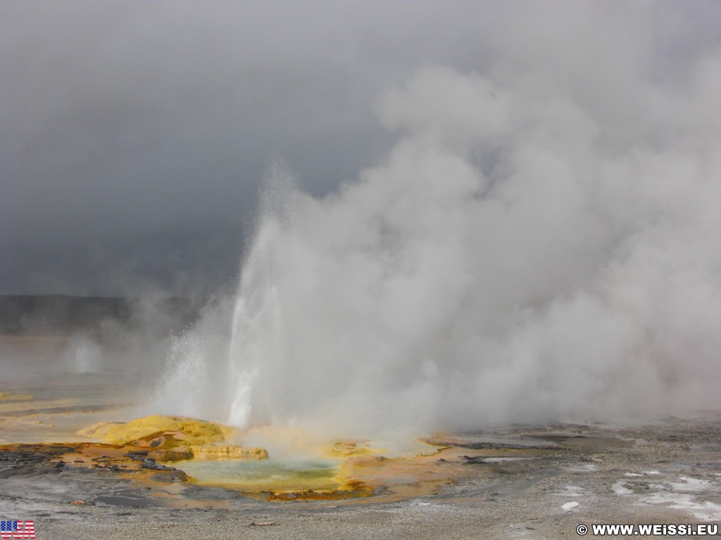 Yellowstone-Nationalpark. Spasm Geyser am Fountain Paint Pot Nature Trail im Lower Geyser Basin. - Lower Geyser Basin, Fountain Paint Pot Nature Trail, Fountain Group, Spasm Geyser - (West Thumb, Yellowstone National Park, Wyoming, Vereinigte Staaten)