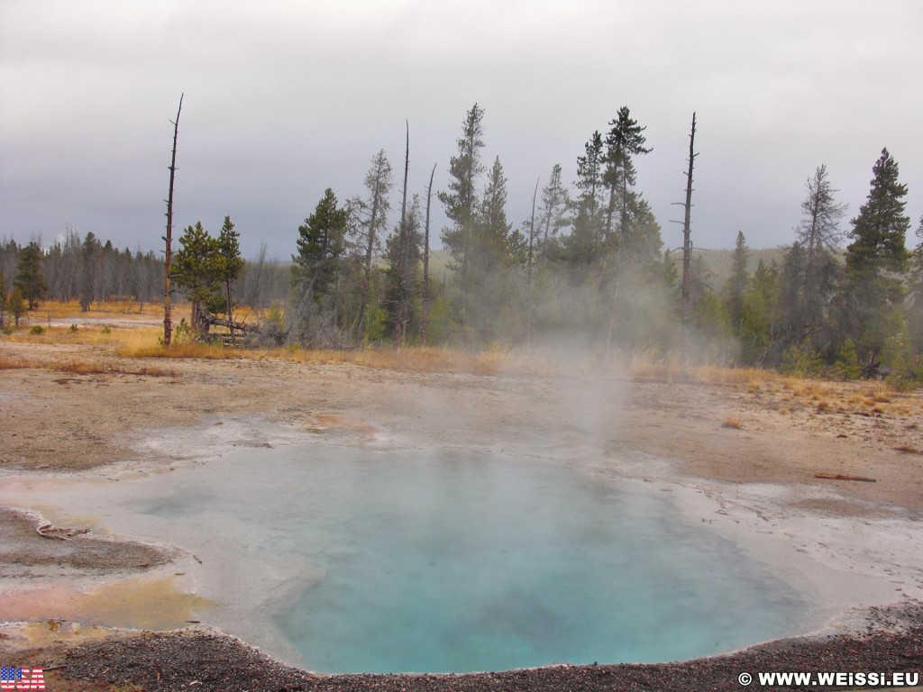 Yellowstone-Nationalpark. Firehole Spring am Firehole Lake Drive im Lower Geyser Basin. - Lower Geyser Basin, Firehole Lake Drive, Firehole Spring, Great Fountain Group - (West Thumb, Yellowstone National Park, Wyoming, Vereinigte Staaten)