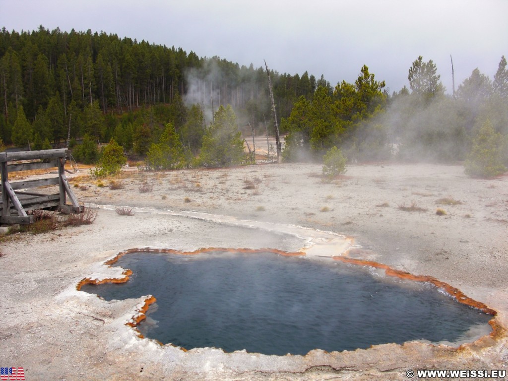 Yellowstone-Nationalpark. Surprise Pool am Firehole Lake Drive im Lower Geyser Basin. - Thermalquelle, Lower Geyser Basin, Firehole Lake Drive, Great Fountain Group, Surprise Pool - (West Thumb, Yellowstone National Park, Wyoming, Vereinigte Staaten)