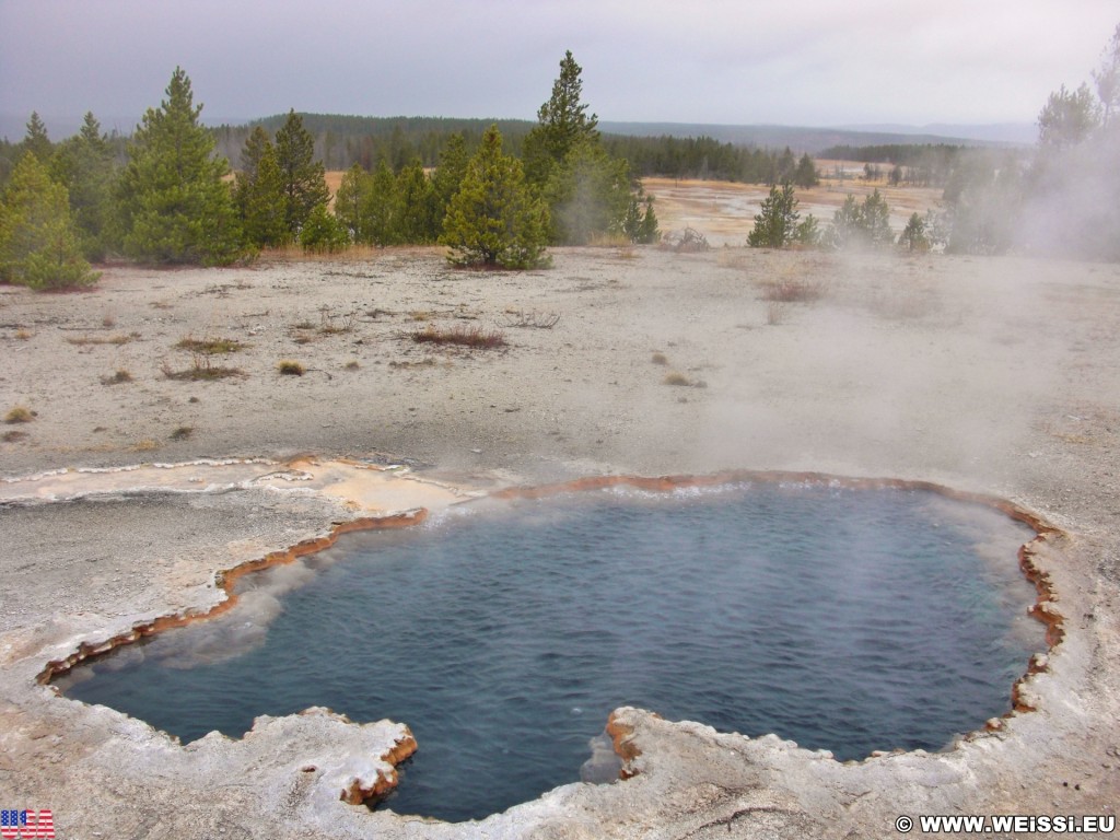 Yellowstone-Nationalpark. Surprise Pool am Firehole Lake Drive im Lower Geyser Basin. - Thermalquelle, Lower Geyser Basin, Firehole Lake Drive, Great Fountain Group, Surprise Pool - (West Thumb, Yellowstone National Park, Wyoming, Vereinigte Staaten)