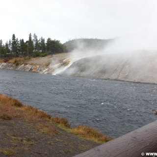 Yellowstone-Nationalpark. Vom Excelsior Geyser fließt kochendes Wasser in den Firehole River im Midway Geyser Basin. - Wasser, Thermalquelle, Excelsior Geyser, Excelsior Geyser Crater, Firehole River, Midway Geyser Basin - (Riverside, Yellowstone National Park, Wyoming, Vereinigte Staaten)