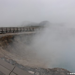 Yellowstone-Nationalpark. Excelsior Geyser im Midway Geyser Basin. - Thermalquelle, Excelsior Geyser, Excelsior Geyser Crater, Midway Geyser Basin - (Riverside, Yellowstone National Park, Wyoming, Vereinigte Staaten)