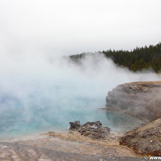 Yellowstone-Nationalpark. Excelsior Geyser im Midway Geyser Basin. - Thermalquelle, Excelsior Geyser, Excelsior Geyser Crater, Midway Geyser Basin - (Riverside, Yellowstone National Park, Wyoming, Vereinigte Staaten)