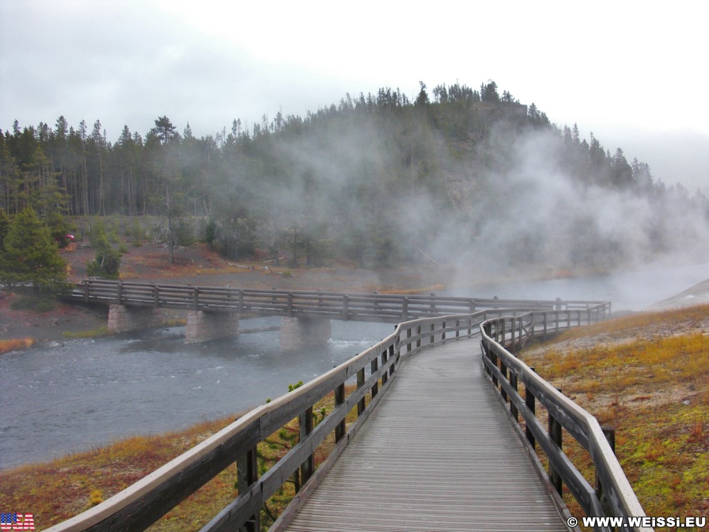 Yellowstone-Nationalpark. Boardwalk und Brücke im Midway Geyser Basin. - Fluss, Wasser, Firehole River, Midway Geyser Basin - (Riverside, Yellowstone National Park, Wyoming, Vereinigte Staaten)