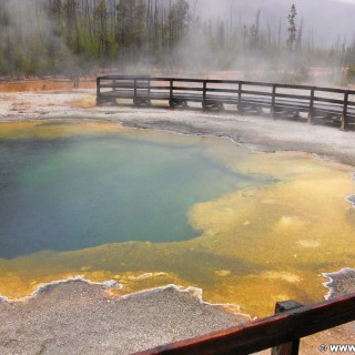 Yellowstone-Nationalpark. Emerald Pool im Black Sand Basin. - Thermalquelle, Black Sand Basin, Emerald Pool - (Three River Junction, Yellowstone National Park, Wyoming, Vereinigte Staaten)