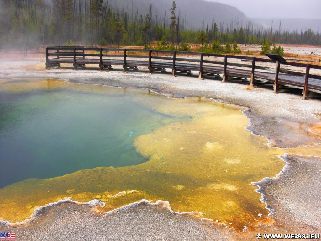 Yellowstone-Nationalpark. Emerald Pool im Black Sand Basin. - Thermalquelle, Black Sand Basin, Emerald Pool - (Three River Junction, Yellowstone National Park, Wyoming, Vereinigte Staaten)