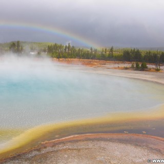 Yellowstone-Nationalpark. Sunset Lake im Black Sand Basin. - Black Sand Basin, Sunset Lake, Regenbogen - (Three River Junction, Yellowstone National Park, Wyoming, Vereinigte Staaten)