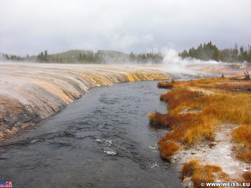 Yellowstone-Nationalpark. Iron Spring Creek im Black Sand Basin. - Fluss, Wasser, Black Sand Basin, Iron Spring Creek - (Three River Junction, Yellowstone National Park, Wyoming, Vereinigte Staaten)