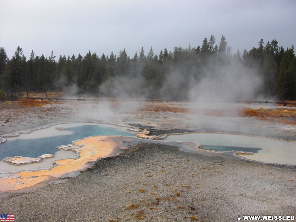 Yellowstone-Nationalpark. Doublet Pool in der Old Faithful Area - South Section. - Thermalquelle, Upper Geyser Basin, Old Faithful Area, South Section, Upper Geyser Basin South Section, Geyser Hill, Lion Geyser, Lion Geyser Group, Doublet Pool - (Three River Junction, Yellowstone National Park, Wyoming, Vereinigte Staaten)