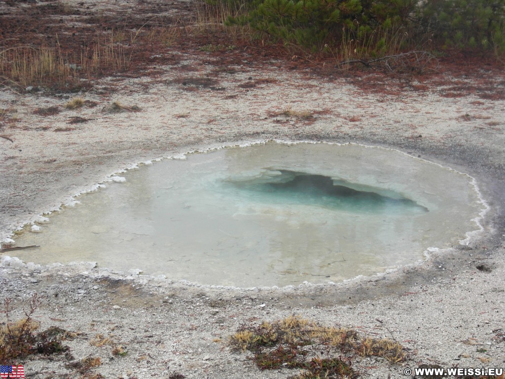 Yellowstone-Nationalpark. UNNG-CGG-6, Unbenannte Quelle 10 Meter südwestlich vom Rubber Pool, Old Faithful Area - South Section. - Thermalquelle, Upper Geyser Basin, Old Faithful Area, South Section, Upper Geyser Basin South Section, Sawmill Group, Unbenannte Quelle, UNNG-CGG-6 - (Three River Junction, Yellowstone National Park, Wyoming, Vereinigte Staaten)