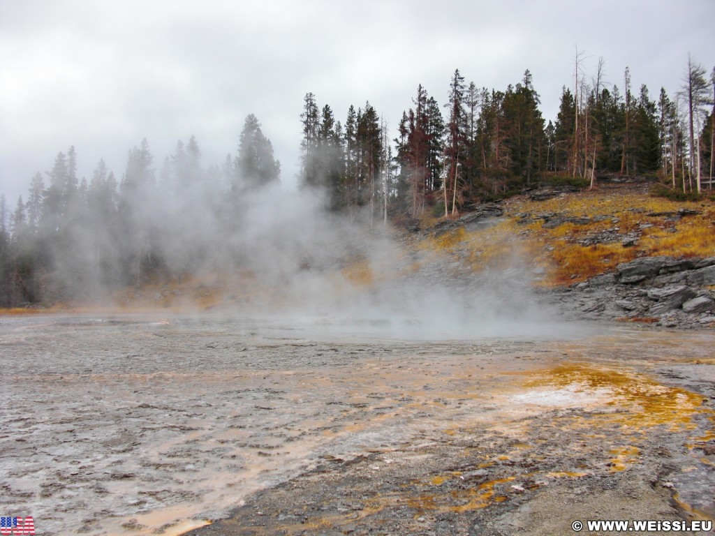 Yellowstone-Nationalpark. Grand Group, Old Faithful Area - South Section. - Upper Geyser Basin, Old Faithful Area, South Section, Upper Geyser Basin South Section, Grand Group, Grand Geyser, Turban Geyser, Vent Geyser - (Three River Junction, Yellowstone National Park, Wyoming, Vereinigte Staaten)