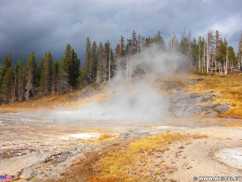 Yellowstone-Nationalpark. Grand Group in der Old Faithful Area - North Section. - Upper Geyser Basin, Old Faithful Area, Grand Group, Grand Geyser, Turban Geyser, North Section, Upper Geyser Basin North Section - (Three River Junction, Yellowstone National Park, Wyoming, Vereinigte Staaten)