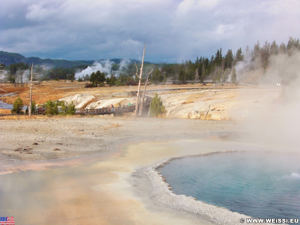 Yellowstone-Nationalpark. Crested Pool in der Old Faithful Area - South Section. - Thermalquelle, Upper Geyser Basin, Old Faithful Area, South Section, Upper Geyser Basin South Section, Castle Group, Crested Pool - (Three River Junction, Yellowstone National Park, Wyoming, Vereinigte Staaten)