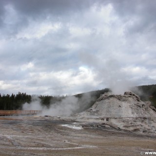 Yellowstone-Nationalpark. Castle Geyser in der Old Faithful Area - South Section. - Upper Geyser Basin, Old Faithful Area, South Section, Upper Geyser Basin South Section, Castle Group, Castle Geyser - (Three River Junction, Yellowstone National Park, Wyoming, Vereinigte Staaten)