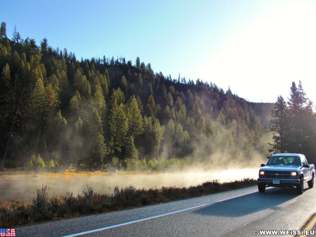 Yellowstone-Nationalpark. Westeinfahrt Yellowstone, Blick auf Madison River. - Auto, Fluss, Madison River, West Entrance - (Riverside, Yellowstone National Park, Wyoming, Vereinigte Staaten)