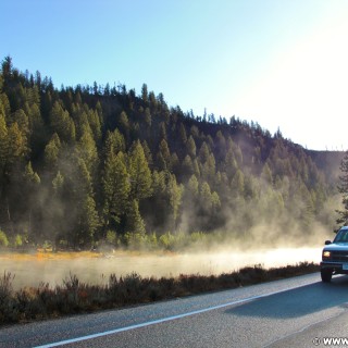Yellowstone-Nationalpark. Westeinfahrt Yellowstone, Blick auf Madison River. - Auto, Fluss, Madison River, West Entrance - (Riverside, Yellowstone National Park, Wyoming, Vereinigte Staaten)