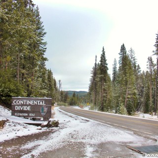 Yellowstone-Nationalpark. Continental Divide. - Strasse, Schild, Tafel, Bäume, Continental Divide, Craig Pass - (West Thumb, Yellowstone National Park, Wyoming, Vereinigte Staaten)