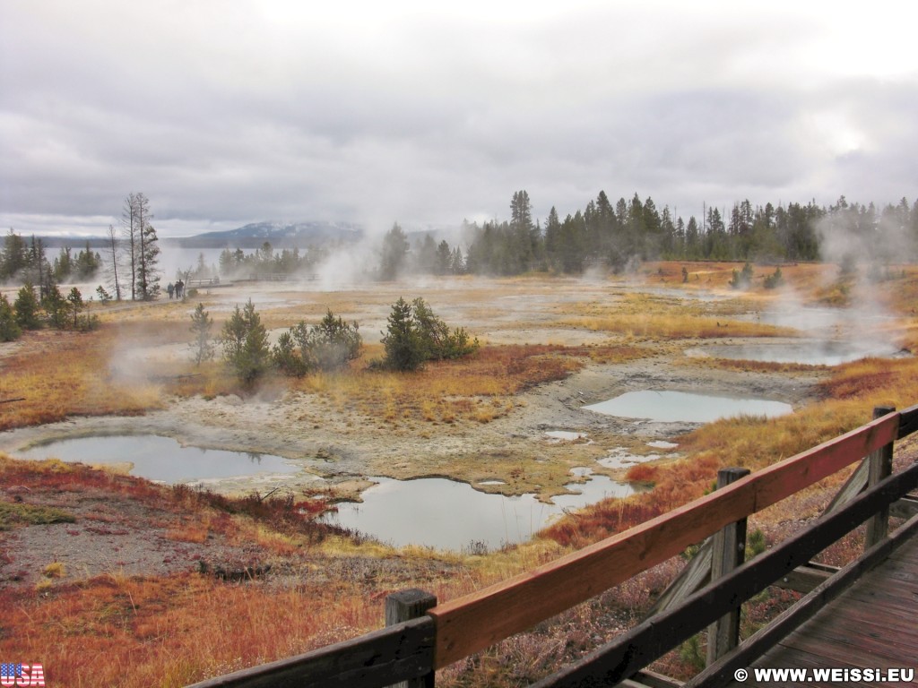 Yellowstone-Nationalpark. West Thumb Geyser Basin. - West Thumb Geyser Basin - (West Thumb, Yellowstone National Park, Wyoming, Vereinigte Staaten)