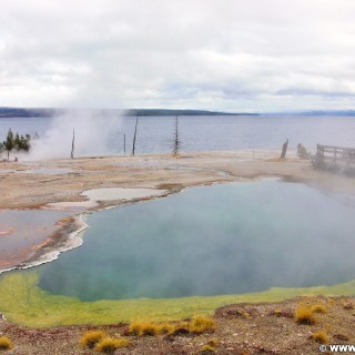 Yellowstone-Nationalpark. Abyss Pool im West Thumb Geyser Basin. - West Thumb Geyser Basin, Abyss Pool - (West Thumb, Yellowstone National Park, Wyoming, Vereinigte Staaten)
