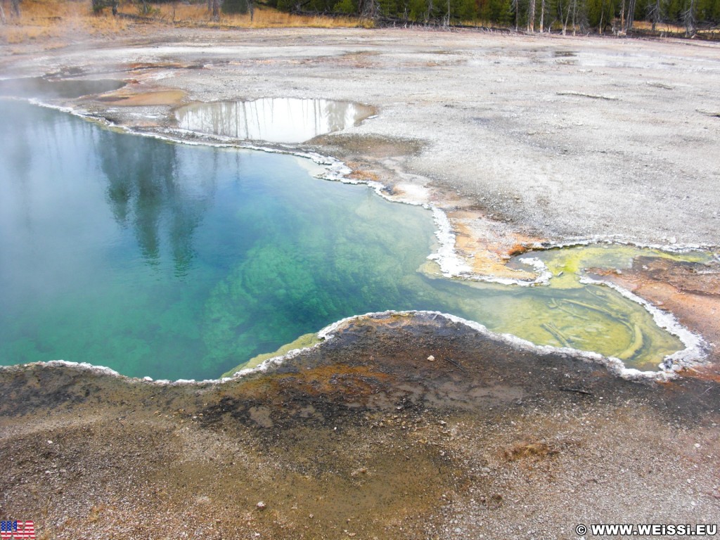 Yellowstone-Nationalpark. Abyss Pool im West Thumb Geyser Basin. - West Thumb Geyser Basin, Abyss Pool - (West Thumb, Yellowstone National Park, Wyoming, Vereinigte Staaten)