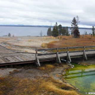 Yellowstone-Nationalpark. Seismograph Poll im West Thumb Geyser Basin. - West Thumb Geyser Basin, Seismograph Pool - (West Thumb, Yellowstone National Park, Wyoming, Vereinigte Staaten)