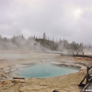 Yellowstone-Nationalpark. Collapsing Pool im West Thumb Geyser Basin. - West Thumb Geyser Basin, Collapsing Pool - (West Thumb, Yellowstone National Park, Wyoming, Vereinigte Staaten)