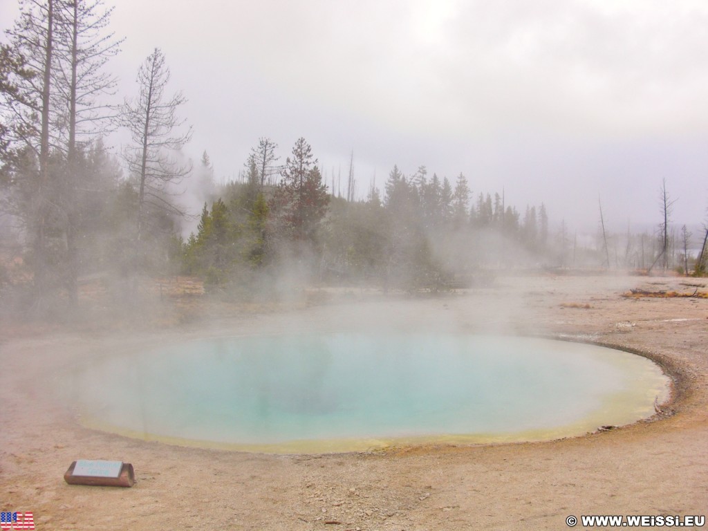 Yellowstone-Nationalpark. Blue Funnel Spring im West Thumb Geyser Basin. - West Thumb Geyser Basin, Blue Funnel Spring - (West Thumb, Yellowstone National Park, Wyoming, Vereinigte Staaten)