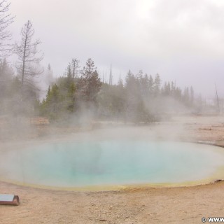 Yellowstone-Nationalpark. Blue Funnel Spring im West Thumb Geyser Basin. - West Thumb Geyser Basin, Blue Funnel Spring - (West Thumb, Yellowstone National Park, Wyoming, Vereinigte Staaten)