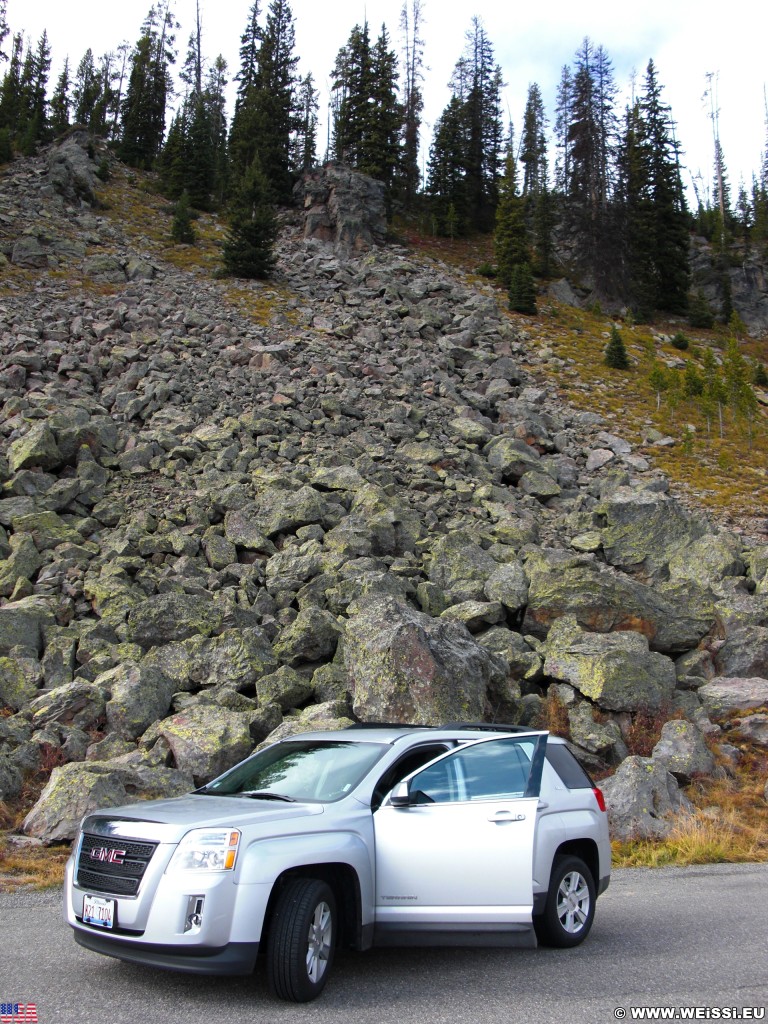 Yellowstone-Nationalpark. On the Road - Südausgang Yellowstone. - Auto, Felsen, Steine, GMC, GMC Terrain, Hang, Kraftfahrzeug - (West Thumb, Moran, Wyoming, Vereinigte Staaten)