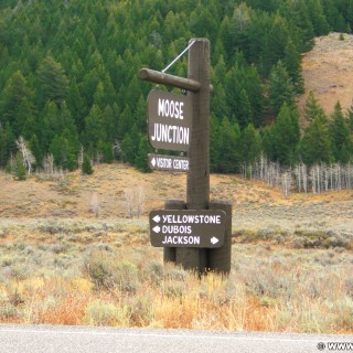 Grand-Teton-Nationalpark. On the Road. - Schild, Tafel, Ankünder, Wegweiser, Moose Junction - (Moose, Jackson, Wyoming, Vereinigte Staaten)