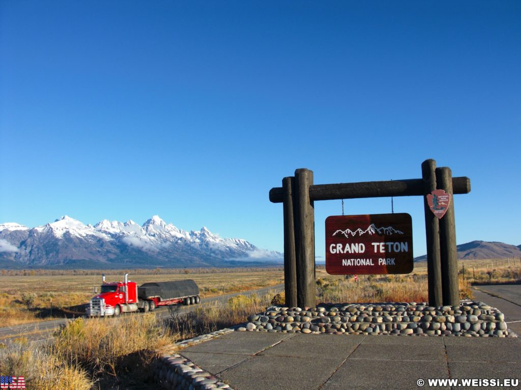 Grand-Teton-Nationalpark. Blick auf die Gebirgskette der Tetons vom South Boundary Turnout.. - Schild, Tafel, Einfahrtsschild, Panorama, Berg, Wegweiser, Truck, LKW, Lastwagen, Bergkette - (Jackson, Wyoming, Vereinigte Staaten)