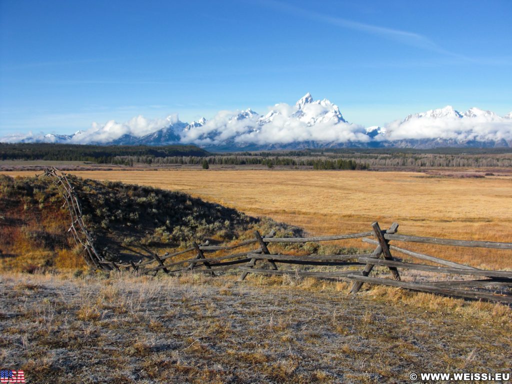 Grand-Teton-Nationalpark. Blick auch die Gebirkskette der Tetons. - Landschaft, Panorama, Berg, Zaun, Bergkette, Grand Teton, Grand-Teton-Nationalpark, Nationalpark, Gebirge, Gebirgskette, Holzzaun - (Elk, Moose, Wyoming, Vereinigte Staaten)