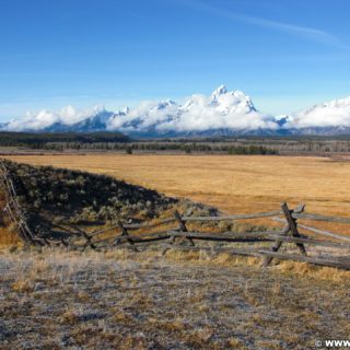 Grand-Teton-Nationalpark. Blick auch die Gebirkskette der Tetons. - Landschaft, Panorama, Berg, Zaun, Bergkette, Grand Teton, Grand-Teton-Nationalpark, Nationalpark, Gebirge, Gebirgskette, Holzzaun - (Elk, Moose, Wyoming, Vereinigte Staaten)