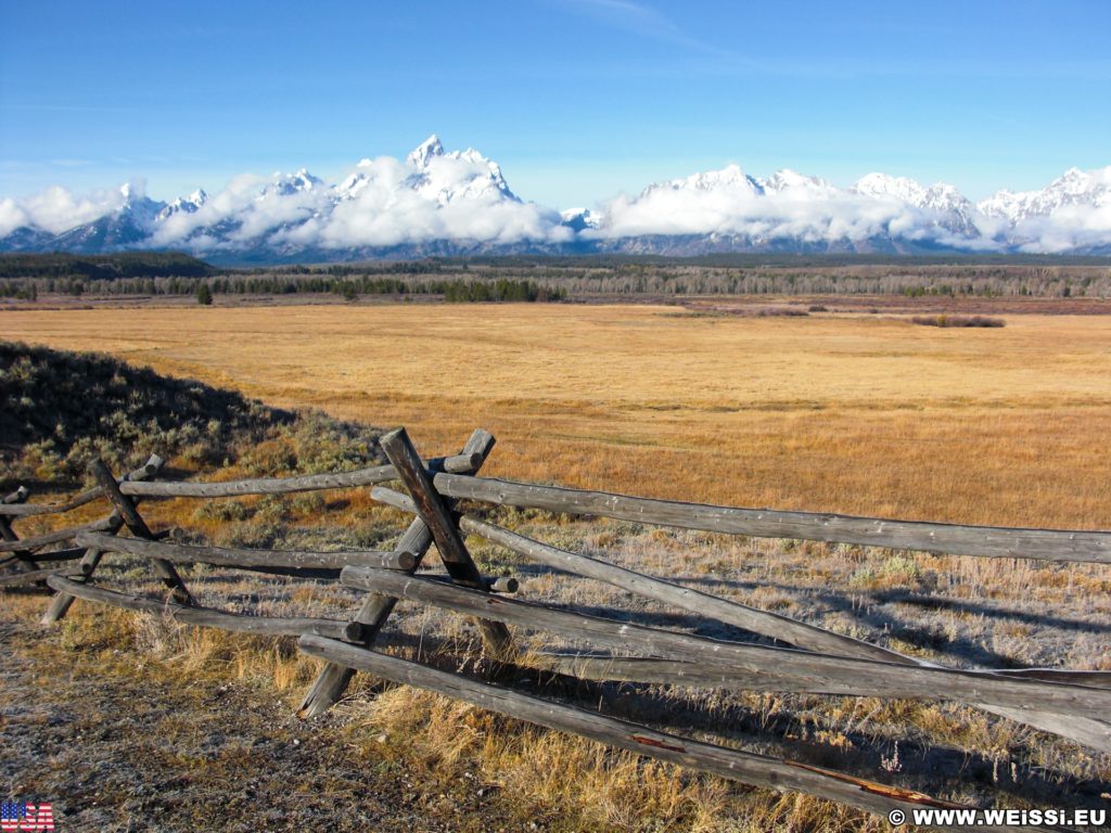 Grand-Teton-Nationalpark. Blick auch die Gebirkskette der Tetons. - Landschaft, Panorama, Berg, Zaun, Bergkette, Grand Teton, Grand-Teton-Nationalpark, Nationalpark, Gebirge, Gebirgskette, Holzzaun - (Elk, Moose, Wyoming, Vereinigte Staaten)