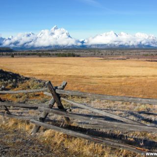 Grand-Teton-Nationalpark. Blick auch die Gebirkskette der Tetons. - Landschaft, Panorama, Berg, Zaun, Bergkette, Grand Teton, Grand-Teton-Nationalpark, Nationalpark, Gebirge, Gebirgskette, Holzzaun - (Elk, Moose, Wyoming, Vereinigte Staaten)