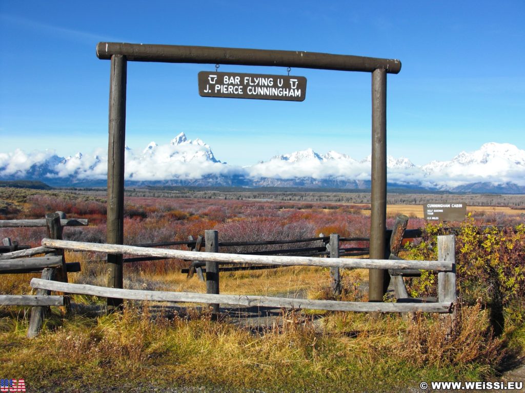 Cunningham Cabin. Reste einer Pioneerfarm im Grand-Teton-Nationalpark in der Nähe von Jackson. Hier kann man sehen, wie eine der ersten Wohnstätten dieses Tales beschaffen war. Die Nachbildung der Pierce Cunningham Cabin (Original 1895) ist über einem 0,5 km langen Fußweg zu erreichen.. - Landschaft, Panorama, Berg, Bergkette, Grand Teton, Grand-Teton-Nationalpark, Nationalpark, Gebirge, Gebirgskette, Cunningham Cabin, Pioneerfarm - (Elk, Moose, Wyoming, Vereinigte Staaten)