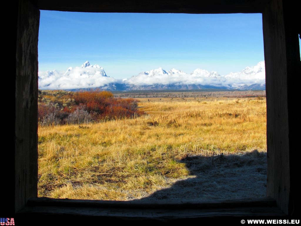 Cunningham Cabin. Reste einer Pioneerfarm im Grand-Teton-Nationalpark in der Nähe von Jackson. Hier kann man sehen, wie eine der ersten Wohnstätten dieses Tales beschaffen war. Die Nachbildung der Pierce Cunningham Cabin (Original 1895) ist über einem 0,5 km langen Fußweg zu erreichen.. - Landschaft, Panorama, Berg, Bergkette, Grand Teton, Grand-Teton-Nationalpark, Nationalpark, Gebirge, Gebirgskette, Cunningham Cabin, Pioneerfarm - (Elk, Moose, Wyoming, Vereinigte Staaten)