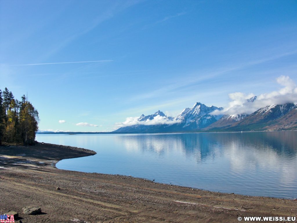 Grand-Teton-Nationalpark. Blick auf die Gebirgskette der Tetons. - Landschaft, Panorama, See, Berg, Bergkette, Grand Teton, Grand-Teton-Nationalpark, Nationalpark, Gebirge, Gebirgskette, Bergsee, Jackson Lake - (Colter Bay Village, Moran, Wyoming, Vereinigte Staaten)