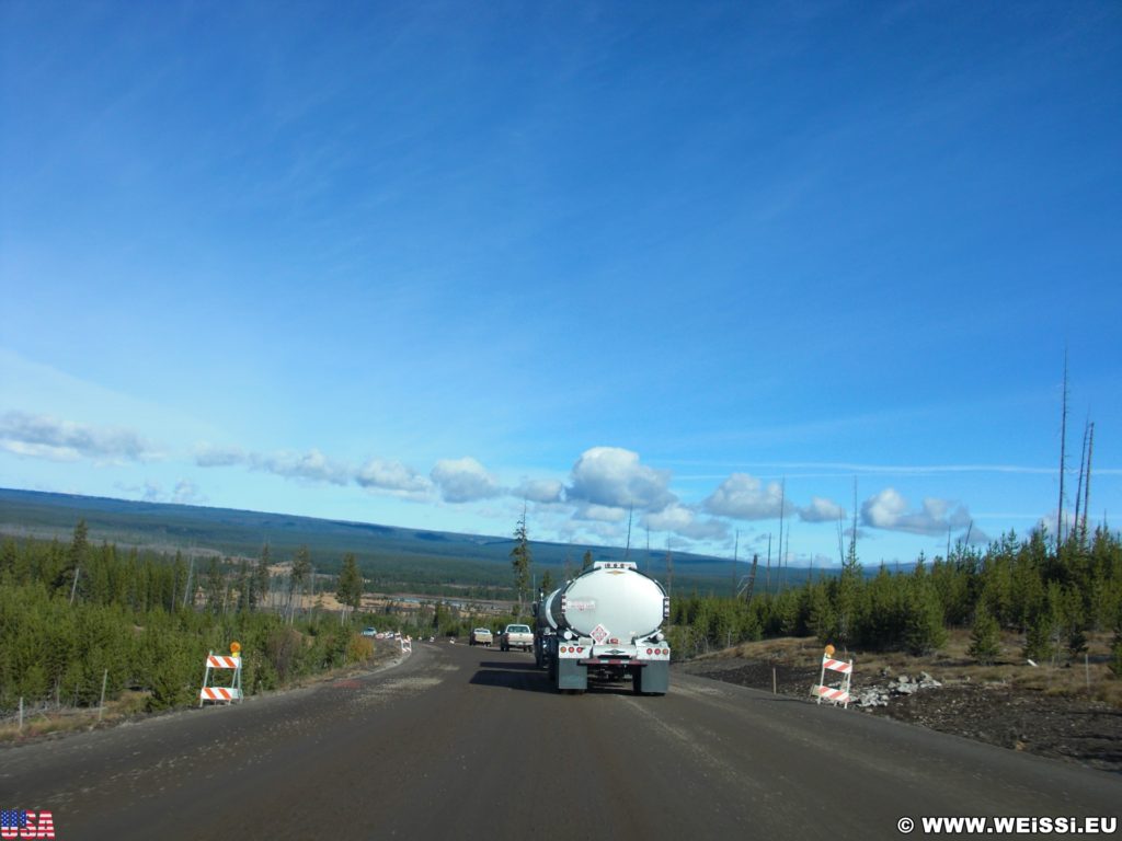 On the Road. Südeinfahrt Yellowstone-Nationalpark. - Landschaft, Truck, LKW, On the Road, Lastwagen - (Colter Bay Village, Moran, Wyoming, Vereinigte Staaten)